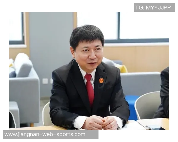 杨鸣工作室力挺遭驱逐的2T:勇于表达与行动的精神值得赞赏 杨鸣工作室力挺遭驱逐的2T:勇于表达与行动的精神值得赞赏