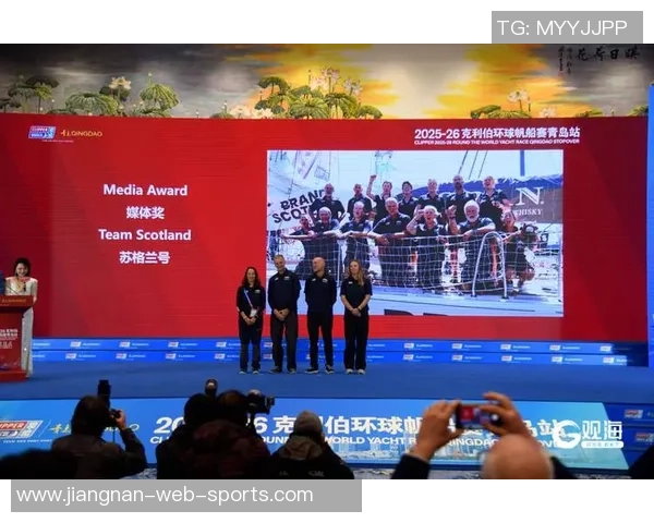 谢尔基分享全场最佳奖杯照片庆祝2025年完美收官时刻